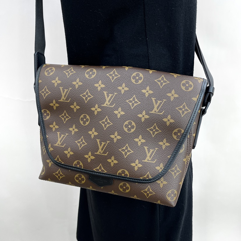 Shop Louis Vuitton Magnetic messenger (M45557) by design◇base